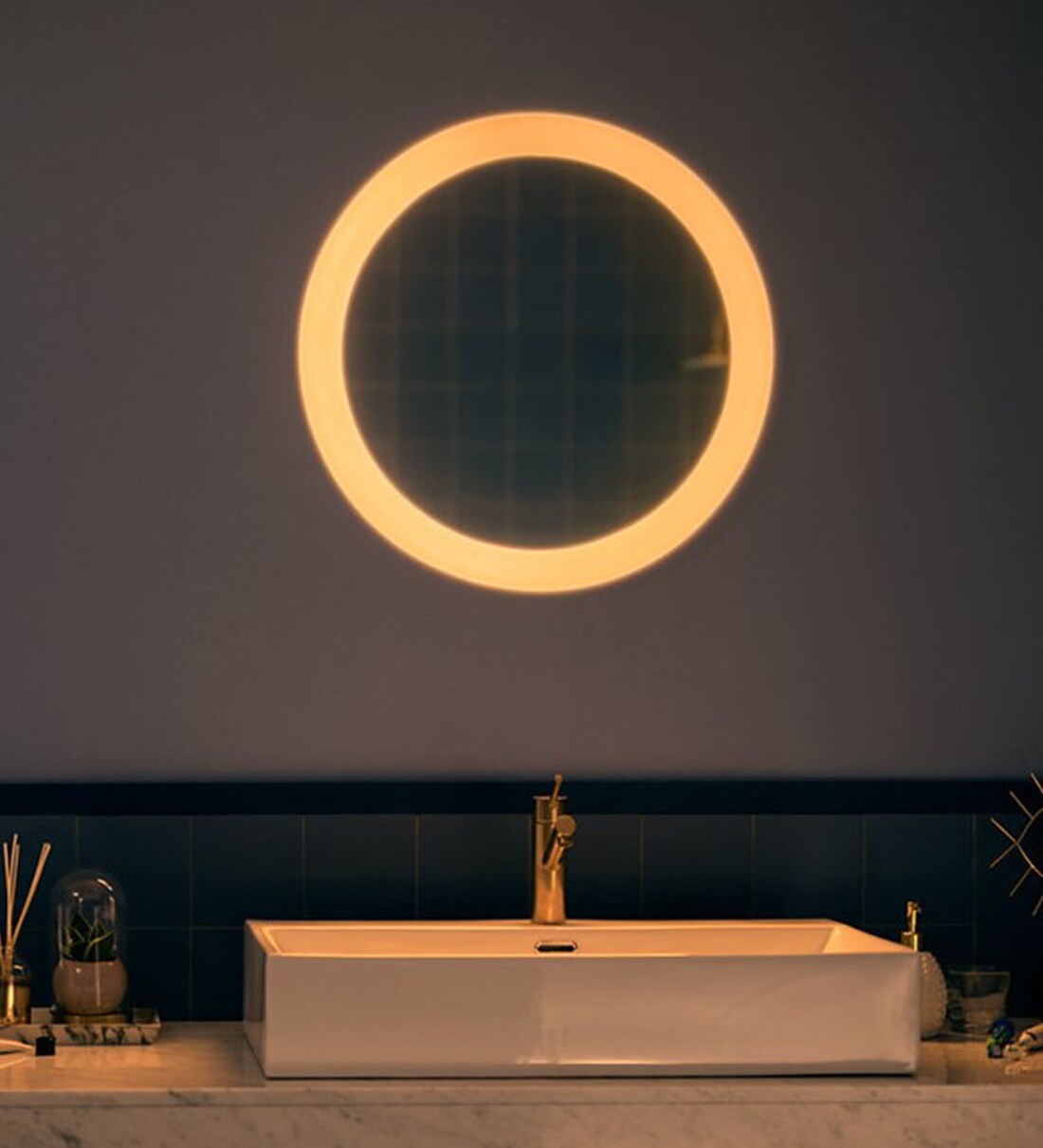 adore hue wall lamp